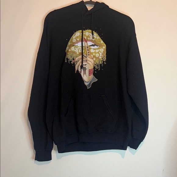 Gildan Tops - Black Hoodie with Graphic Print
